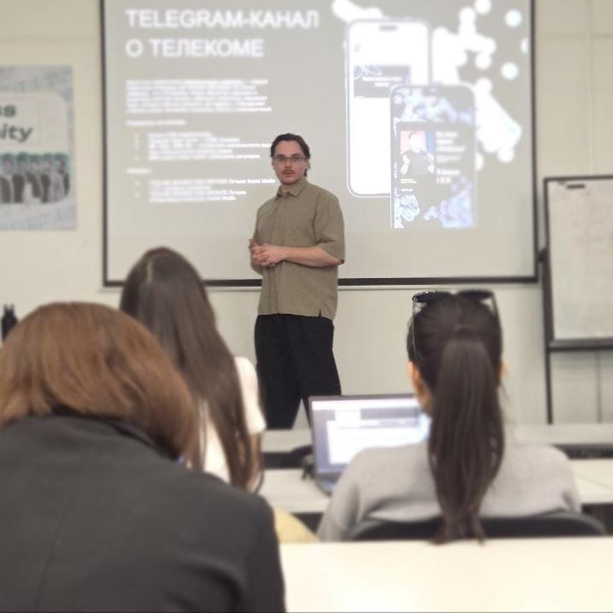 Максим Фетисов рассказывает о Telegram-канале о телекоме в Университете международного бизнеса